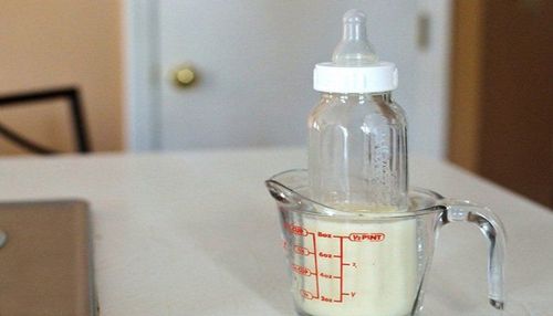 Sữa mẹ hâm nóng có thể để bao lâu?