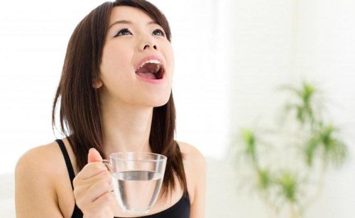 Dùng nước súc miệng trước hay sau khi đánh răng?