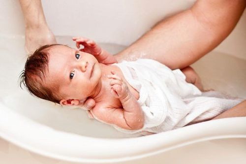 Dung dịch vệ sinh vùng kín cho bé Bimunica – bảo vệ an toàn làn da từ khi chào đời