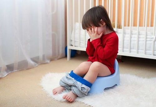 Khi bé bị viêm đường tiết niệu, mẹ có thể nhận thấy bé mắc phải các triệu chứng rối loạn tiểu tiện.