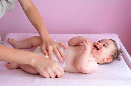 Bố mẹ cần thường xuyên thay tã và lau khô vùng kín cho bé sau mỗi lần đi vệ sinh.
