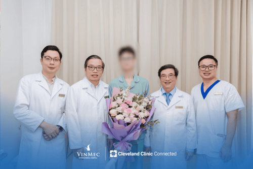 Các bác sĩ tặng hoa cho bệnh nhân ngày ra viện – 20/09/2023