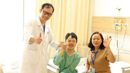 Bệnh nhân động kinh đầu tiên phẫu thuật bằng phương pháp mới tại Việt Nam đã khỏe mạch xuất viện