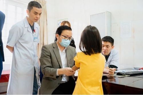 
Professor, Ph.D, MD Tran Trung Dung conducts a screening examination at Ha Tinh Provincial General Hospital
