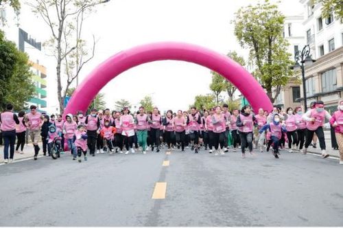 
The vibrant atmosphere of the PinkWin Run race dispelled the cold weather in Hanoi.
