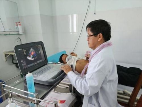 
Doctors at Vinmec Central Park International Hospital examining and giving health advice to patients with cardiovascular diseases
