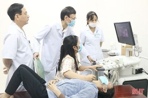 
Doctors from Vinmec Times City provided direct guidance on diagnostic and treatment techniques for thyroid disorders to Ha Tinh General Hospital.
