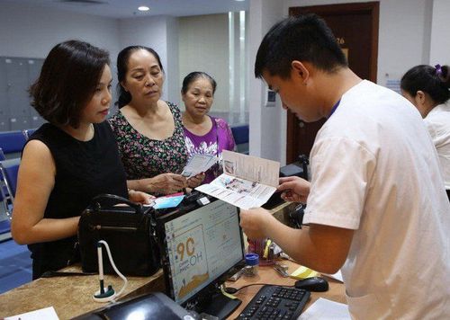 Immediately after the launching ceremony, many people came to screen for breast, cervical and colorectal cancer at Vinmec Times City Hospital.