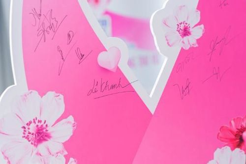 
People's Artist Le Khanh participated and left her signature at the PinkWin event
