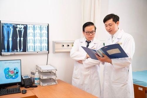 Prof. Dr. Trần Trung Dũng and Assoc. Prof. Dr. Nguyễn Trần Quang Sáng – the leaders and founders of Vinmec Sarcoma Center
