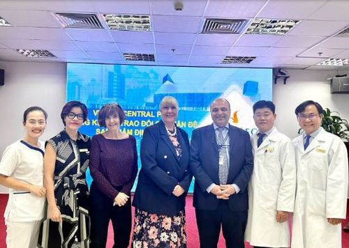 
Bà Deborah Lee, Trưởng đoàn Thẩm định JCI, nhấn mạnh tầm quan trọng của Vinmec Central Park trong việc nâng cao hình ảnh của Việt Nam
