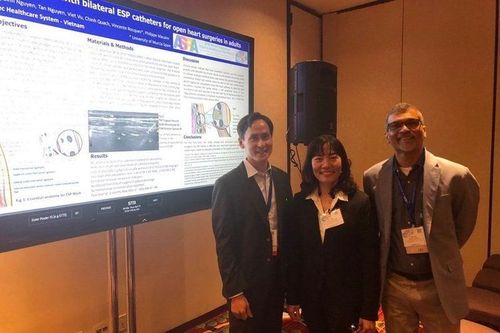 Professor Ki Jinn Chin from Toronto Western Hospital, Canada (left), congratulates Dr. Hồ Thị Xuân Nga and Vinmec Hospital on their success at the conference