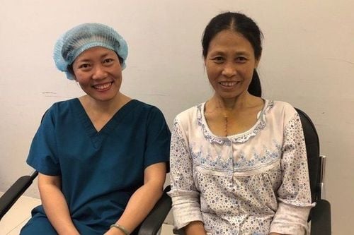 Patient Trần Thị Ngọc Diệp (right) during recovery after heart surgery using ESP at Vinmec Central Park in early April 2018.