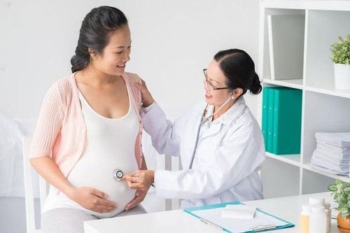 Expectant mothers should consult their doctors when choosing between natural birth and cesarean section.