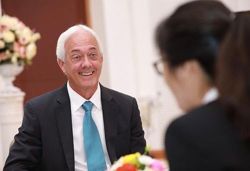 GS Glen N. Gaulton, Phó Hiệu trưởng kiêm Giám đốc tổ chức Sức khỏe toàn cầu, Trường Y khoa Perelman, Đại học Pennsylvania
