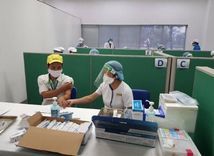 Vinmec Central Park Hospital Nurses Safely Vaccinate Workers
