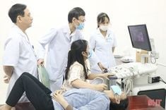 Doctors of Vinmec Times City International Hospital directly guide thyroid diagnosis and treatment techniques for Ha Tinh Provincial Hospital