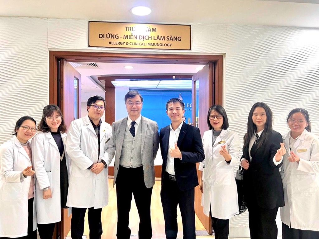 Giáo sư Sakaguchi(t4 từ trái qua) chụp hình cùng các thành viên của Trung tâm Dị ứng – Miễn dịch Lâm sàng Vinmec Time City