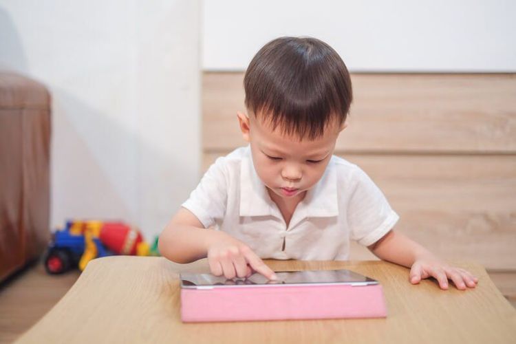 Trẻ rối loạn phổ tự kỷ thường gặp hạn chế trong việc tương tác và giao tiếp với mọi người